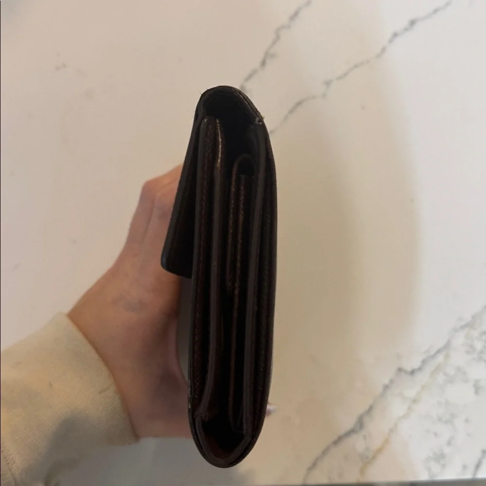 Authentic vintage Louis Vuitton Damier Ebene women’s wallet.